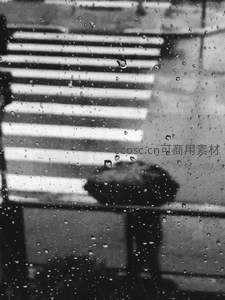 雨窗后的条纹光影，抽象几何之美