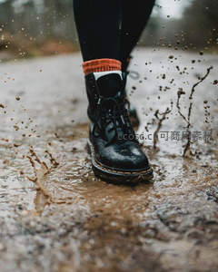 雨后泥地里踩出的水花