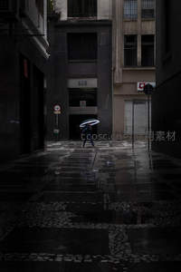 雨巷深处独自撑伞的身影