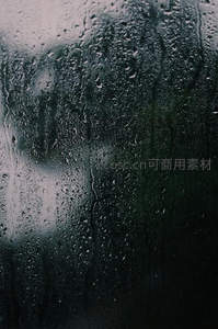 雨滴滑落玻璃窗的朦胧