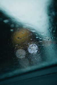 雨中车窗内望见的街灯