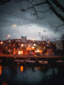 雨夜窗前的城市朦胧灯火