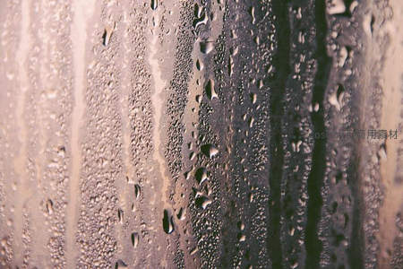 玻璃窗上雨滴滑落的纹理