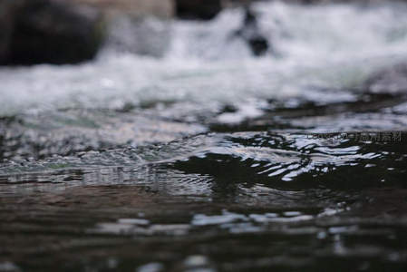 溪流湍急水面的动态波纹