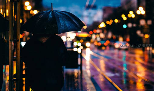 夜雨街头撑伞人剪影与霓虹