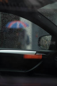 车内视角雨滴覆盖车窗看街景