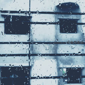 雨滴模糊玻璃后的建筑轮廓