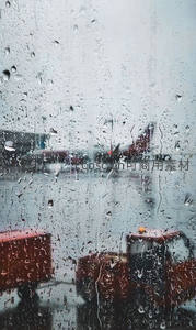 机场窗外雨幕中的航班
