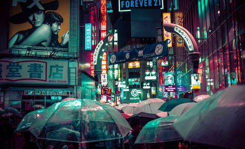 霓虹雨夜，伞下东京街头繁华