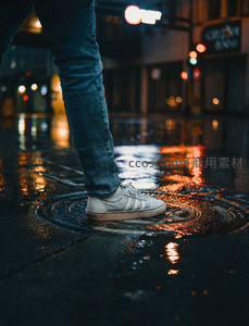 夜雨街角，白鞋踏过积水倒映霓虹光影