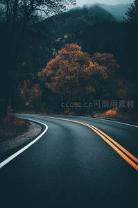 秋日山间蜿蜒公路风景