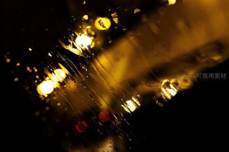 车窗上的雨夜光影