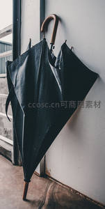 墙角倚靠的黑色雨伞