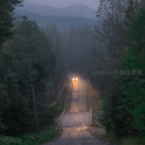 雾中驶来的山间汽车