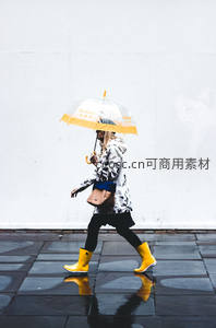 雨中漫步的时尚行人