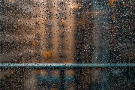 雨雾玻璃后的朦胧街景