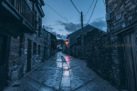 石巷雨后，灯火阑珊