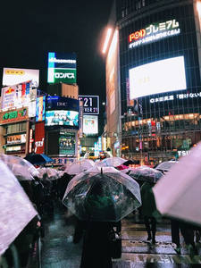 霓虹雨夜，东京街头