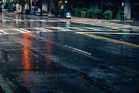 雨后城市街道的湿漉倒影