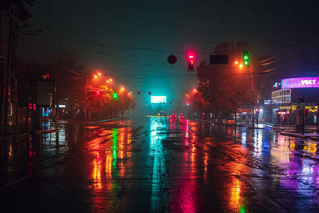 霓虹闪烁的雨夜都市街头