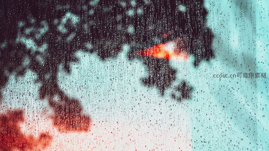 雨滴模糊窗外的斑斓世界