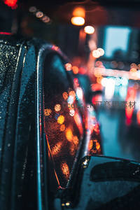 车窗流光，雨夜都市的斑斓梦境