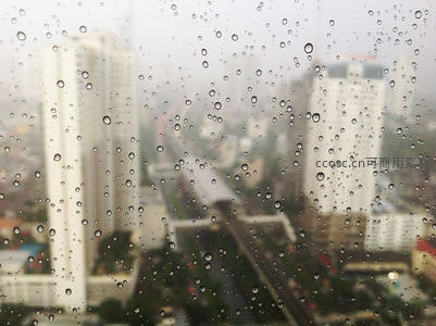 雨滴窗前的城市朦胧剪影