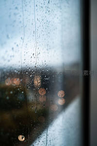 雨夜窗前暖光晕染的浪漫时刻