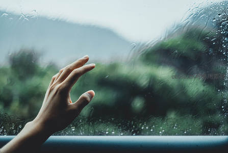 车内伸向雨幕的手与远山绿意
