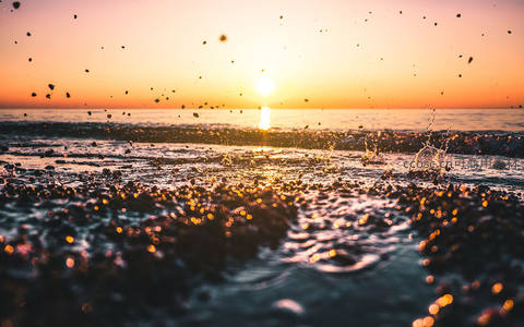 夕阳海浪溅起金色水花