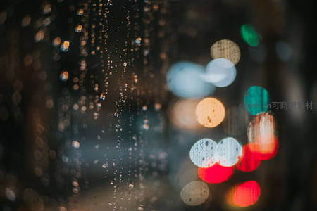 雨夜窗上水痕映霓虹光斑