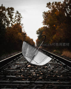 铁轨上的透明雨伞，秋日孤寂风景