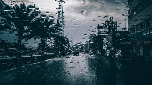 雨滴窗外的城市街景，朦胧而深邃