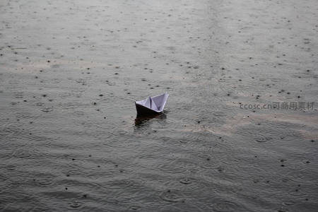 纸船漂浮水面，雨点轻敲涟漪