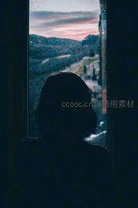 窗前剪影凝望雨后山峦暮色