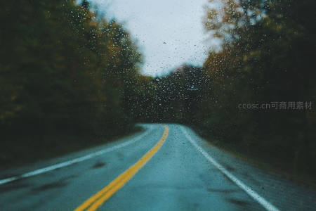 雨中公路视角透过车窗看前方
