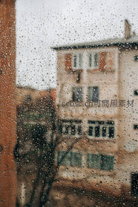 雨滴覆盖窗面模糊城市建筑