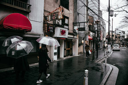雨天街头行人撑伞漫步巷弄