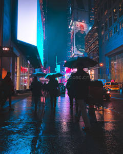 霓虹闪烁雨夜都市人影匆匆