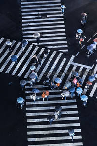 雨中十字路口行人