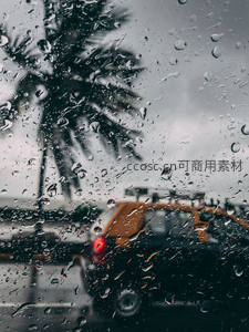 雨中街景透过车窗水珠