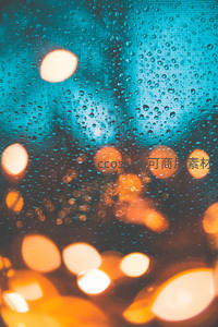 雨夜窗上的水珠与城市光斑