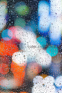 彩色霓虹透过雨滴的迷离世界