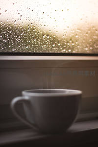 窗边热饮与雨天午后暖阳