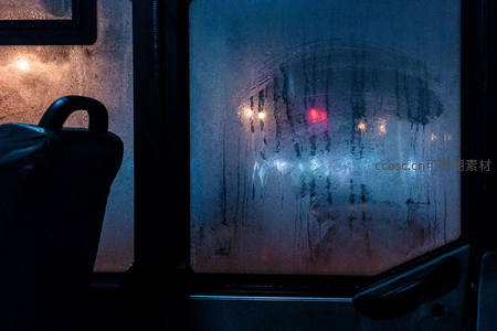 车厢内凝望雨夜街景的孤寂时刻