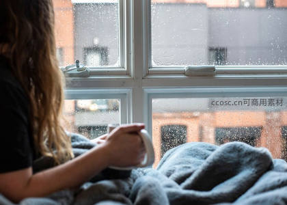 雨天蜷缩窗边享受一杯暖意