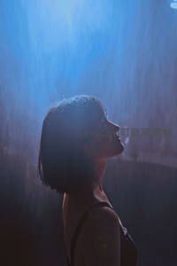 蓝光雨幕中女子仰望沉思