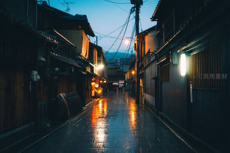 雨夜古街灯火映湿石板路