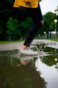 雨后水坑溅起水花瞬间定格