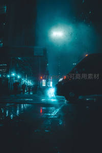 夜雨中的城市街角光影迷离